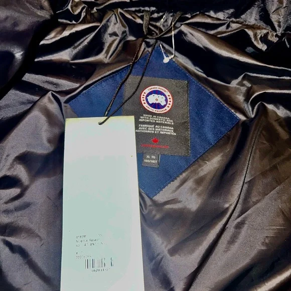 Beautiful new and blue Canada Goose Research Jacket - Picture 13 of 13